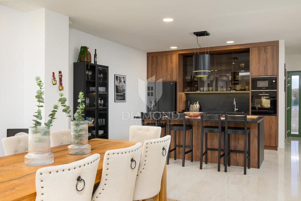 Eleganza e lusso – villa vicino a Rovigno con vista mare – OFFERTA ESCLUSIVA!