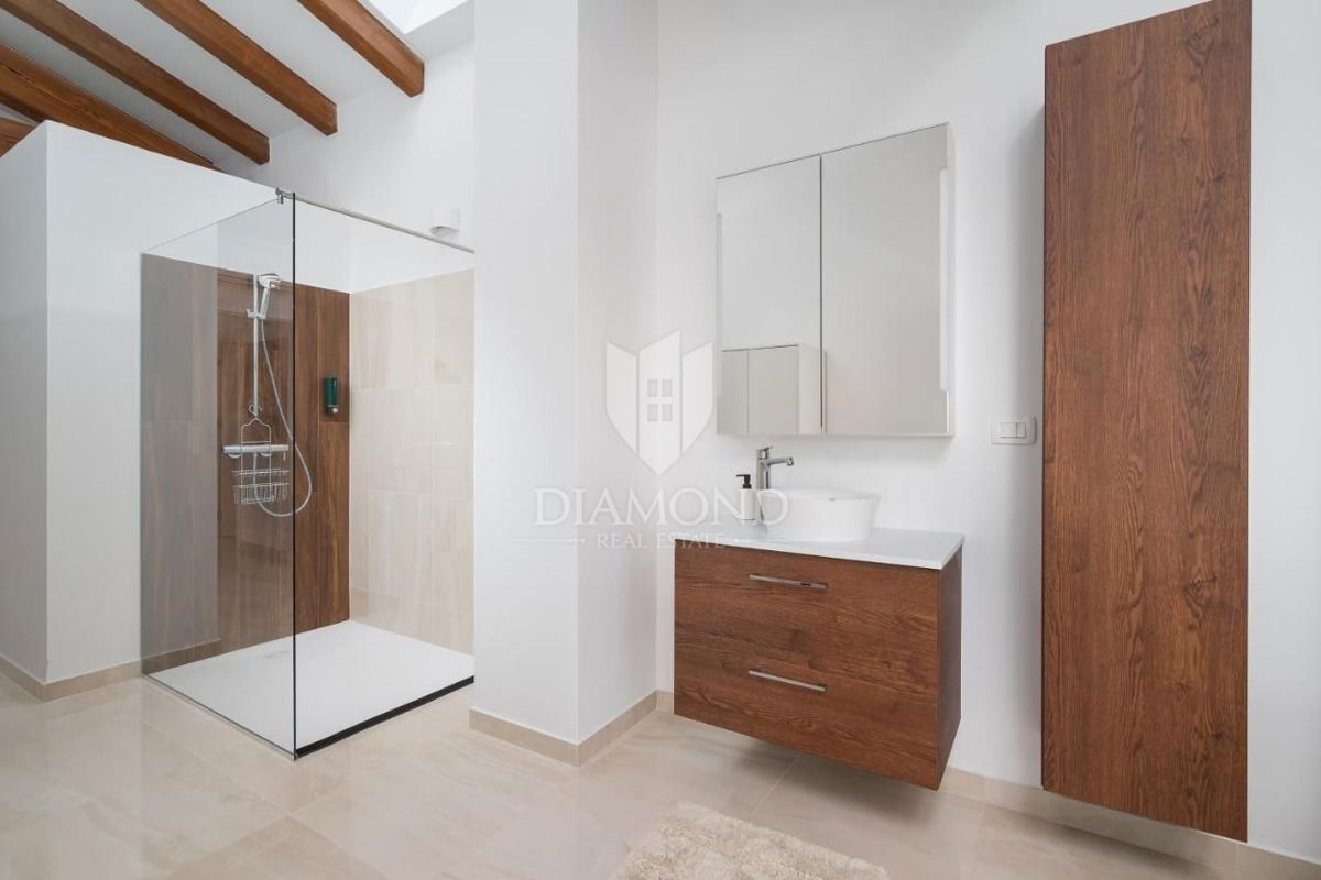 Eleganza e lusso – villa vicino a Rovigno con vista mare – OFFERTA ESCLUSIVA!