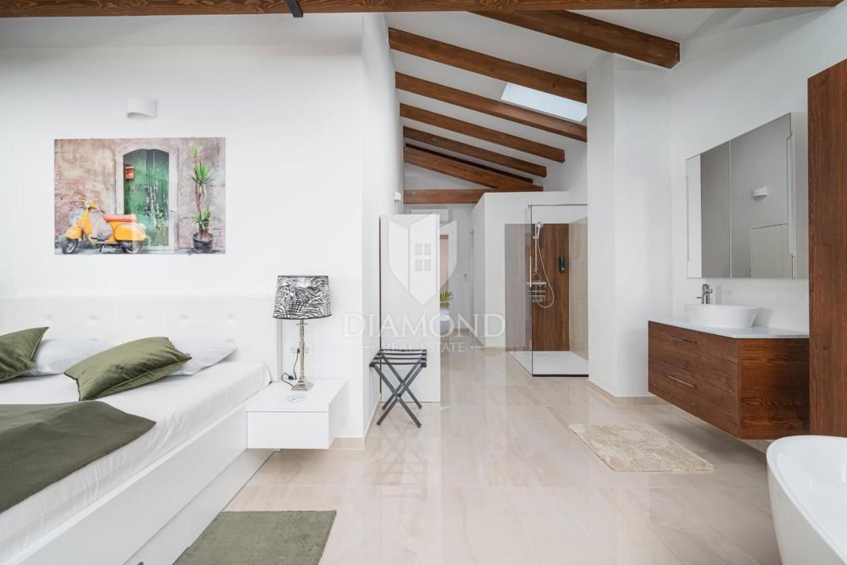 Eleganza e lusso – villa vicino a Rovigno con vista mare – OFFERTA ESCLUSIVA!