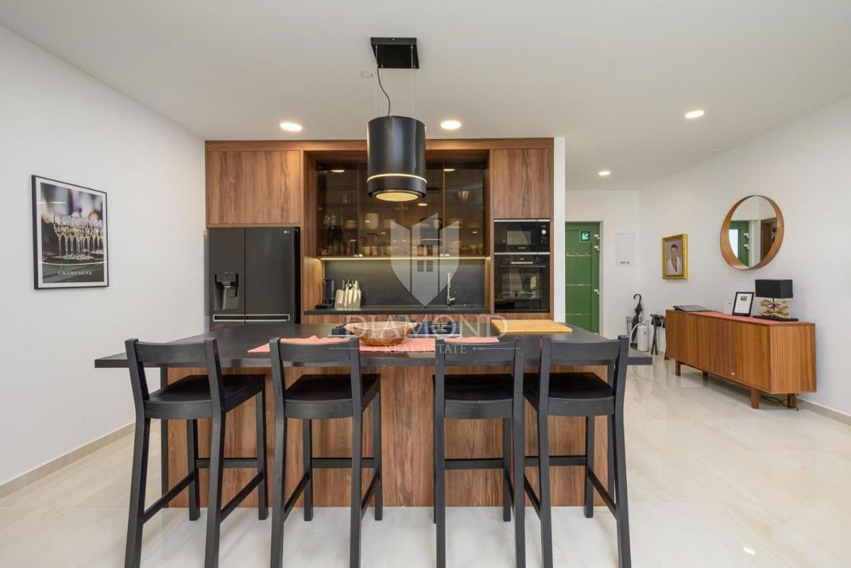 Eleganza e lusso – villa vicino a Rovigno con vista mare – OFFERTA ESCLUSIVA!