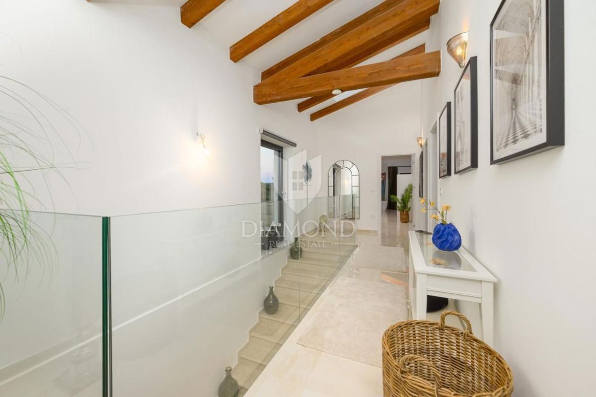 Eleganza e lusso – villa vicino a Rovigno con vista mare – OFFERTA ESCLUSIVA!