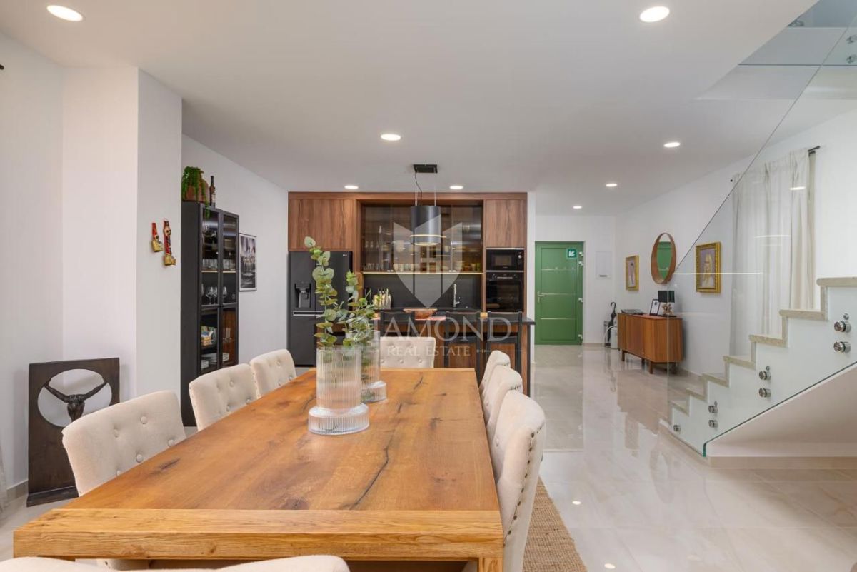 Eleganza e lusso – villa vicino a Rovigno con vista mare – OFFERTA ESCLUSIVA!