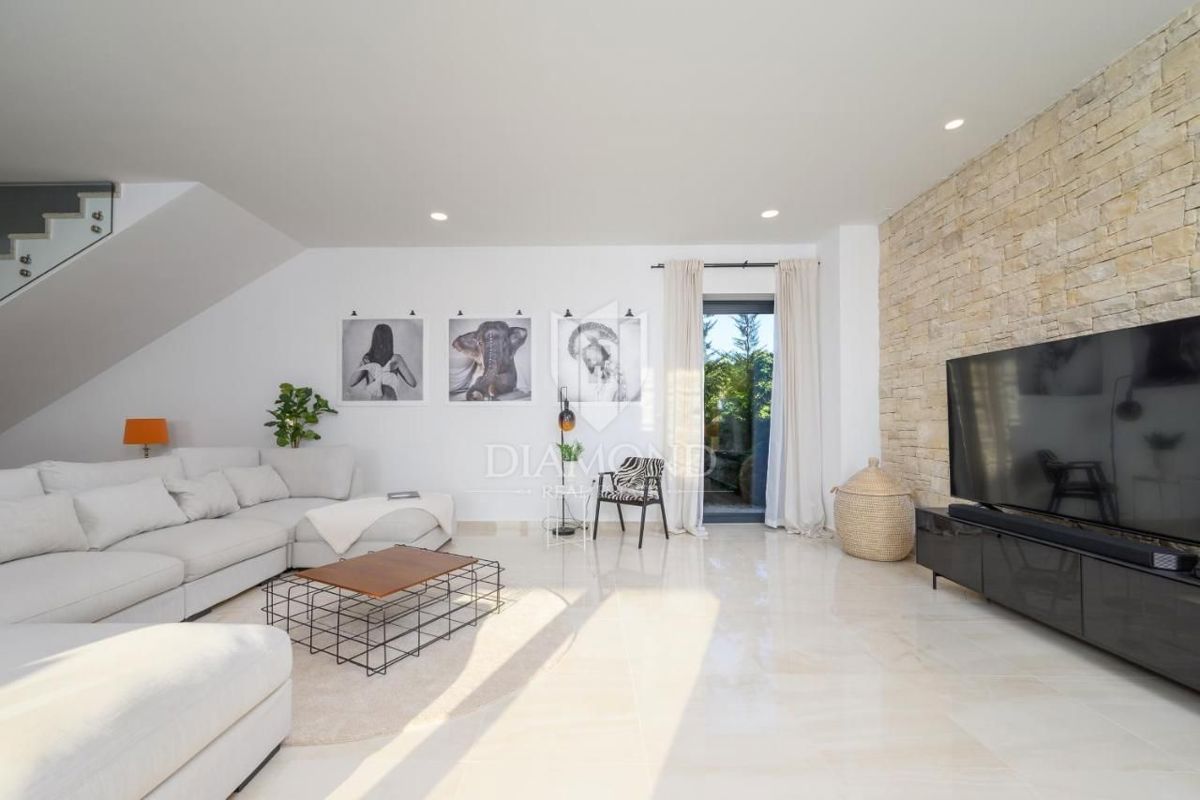 Eleganza e lusso – villa vicino a Rovigno con vista mare – OFFERTA ESCLUSIVA!