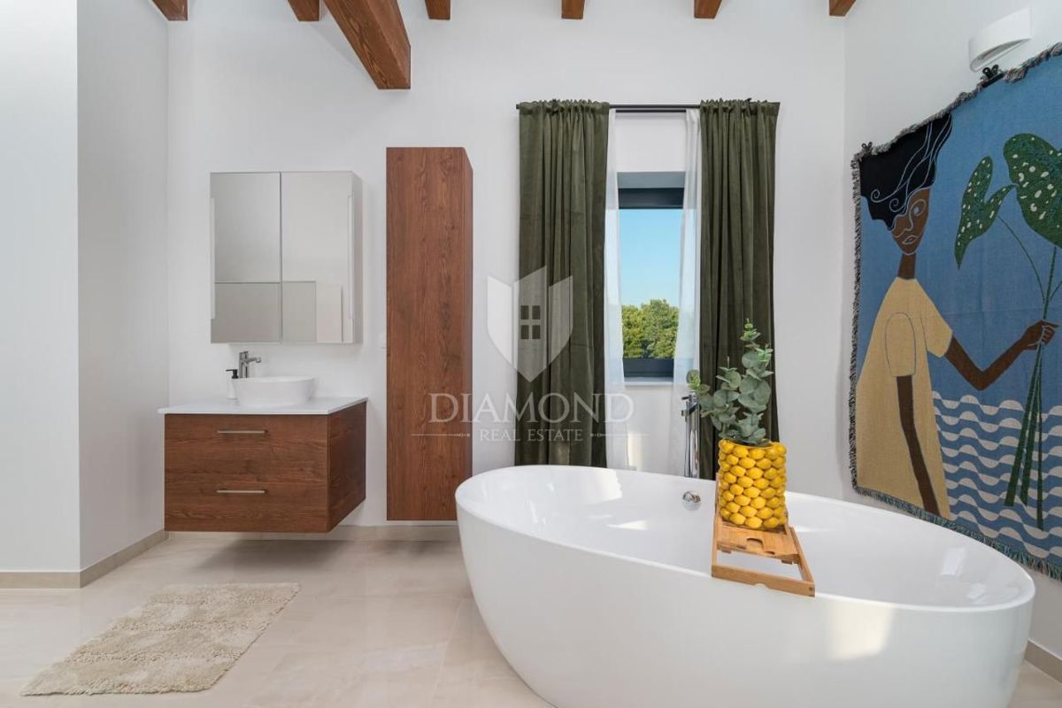 Eleganza e lusso – villa vicino a Rovigno con vista mare – OFFERTA ESCLUSIVA!