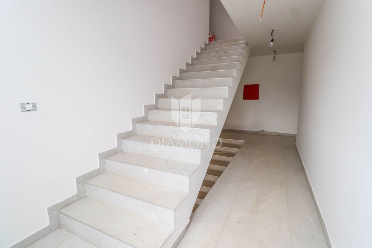 Istria, Umago, appartamento con ascensore a 300m dal mare e dalla spiaggia!