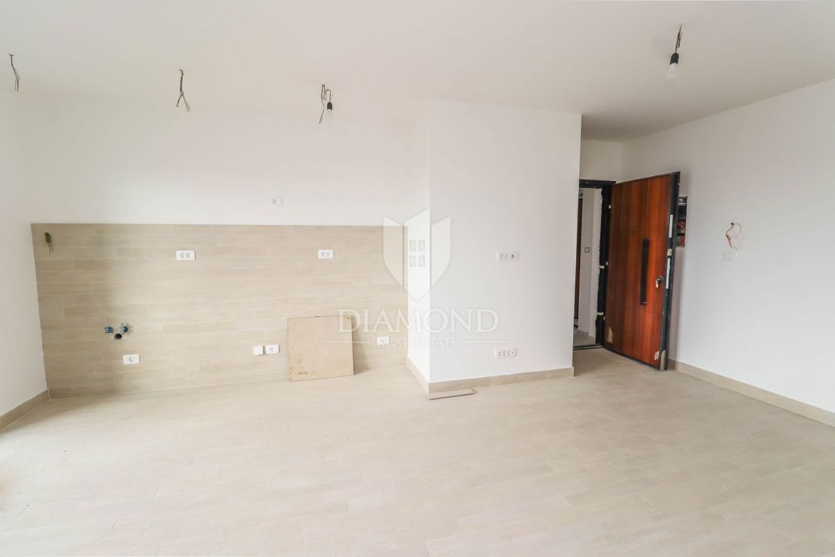 Istria, Umago, appartamento con ascensore a 300m dal mare e dalla spiaggia!