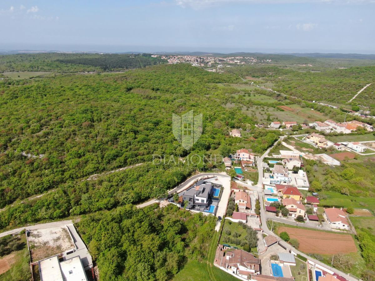 Rovigno, dintorni, terreno su una collina con vista aperta
