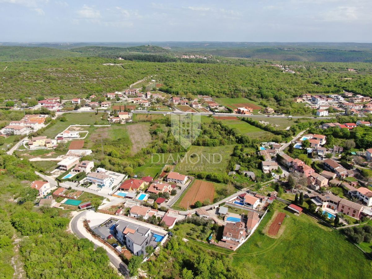 Rovigno, dintorni, terreno su una collina con vista aperta