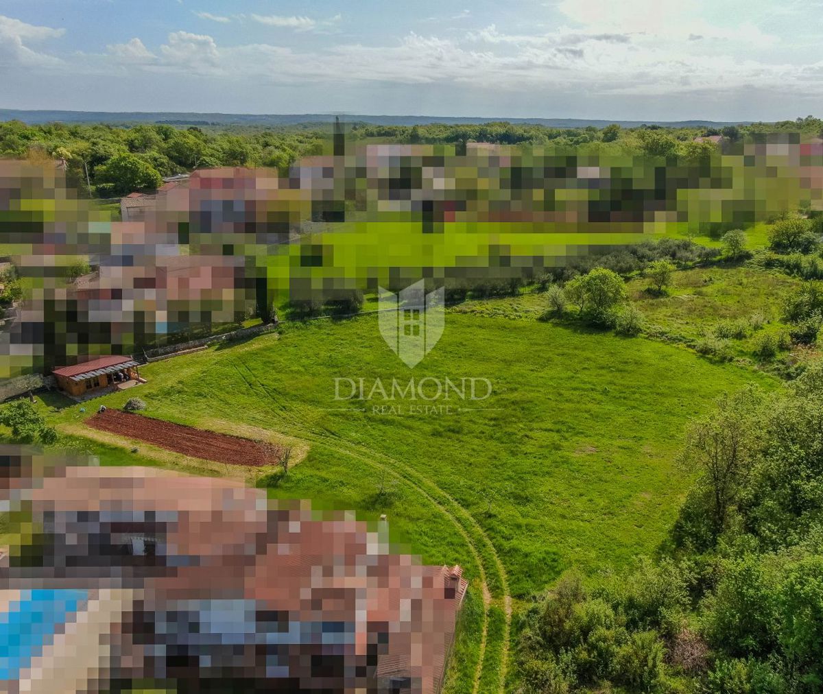 Ampio terreno vicino a Rovigno adatto per investimento