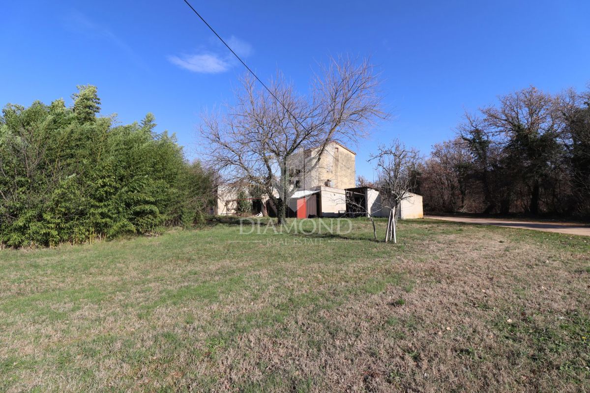 Parenzo, dintorni, terreno ideale per costruire appartamenti o case a schiera