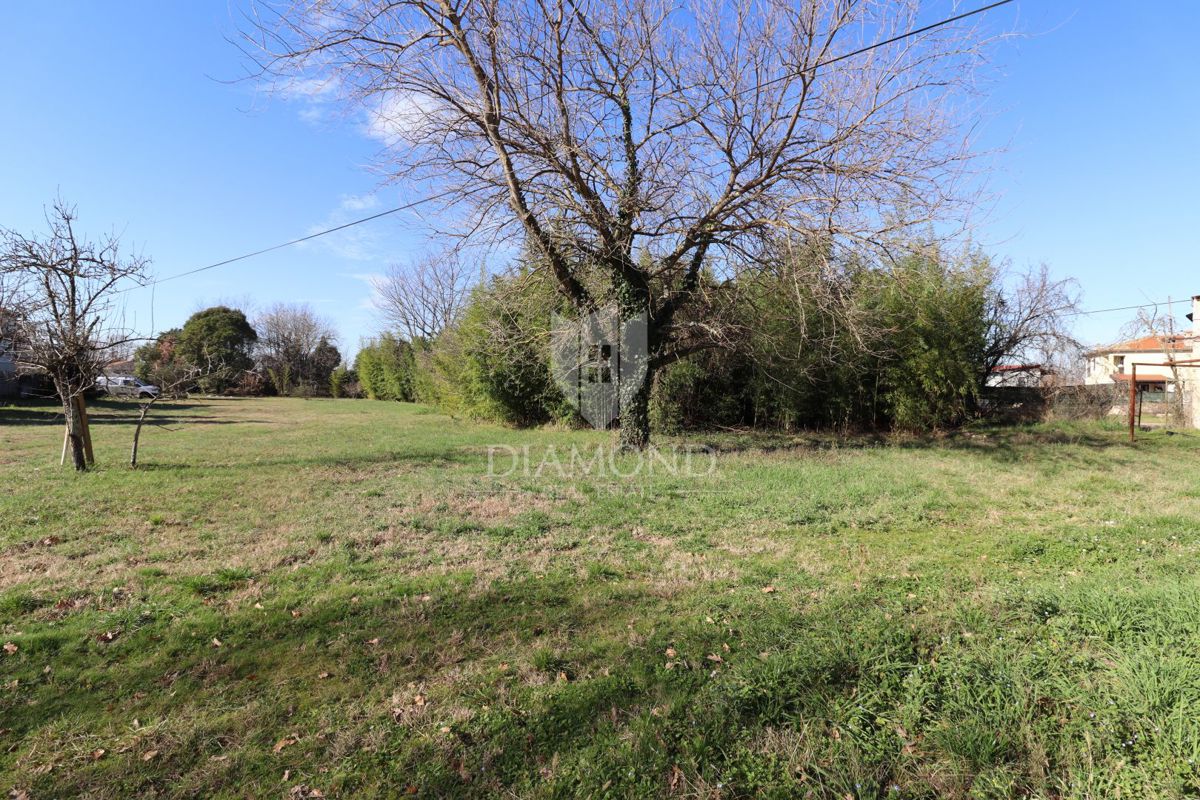 Parenzo, dintorni, terreno ideale per costruire appartamenti o case a schiera