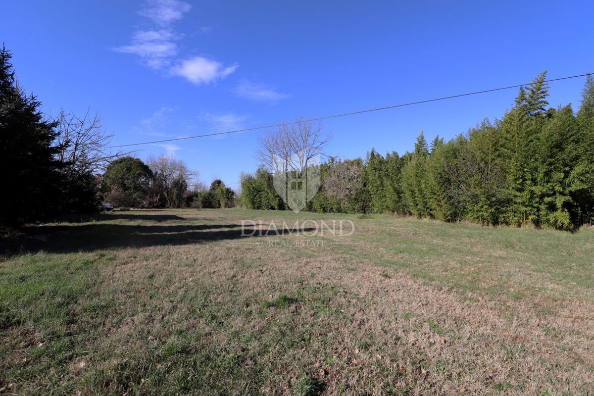 Parenzo, dintorni, terreno ideale per costruire appartamenti o case a schiera