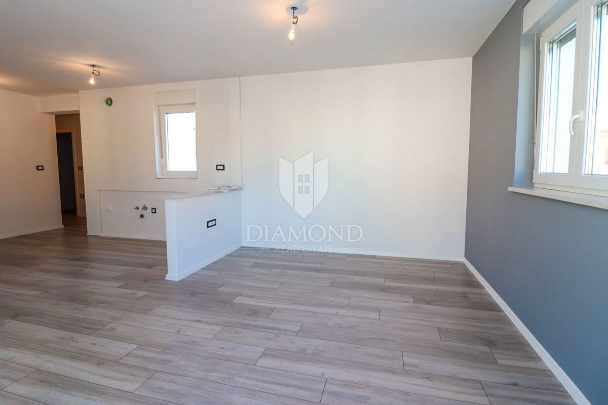 Parenzo, dintorni, appartamento nuovo rifinito al primo piano!