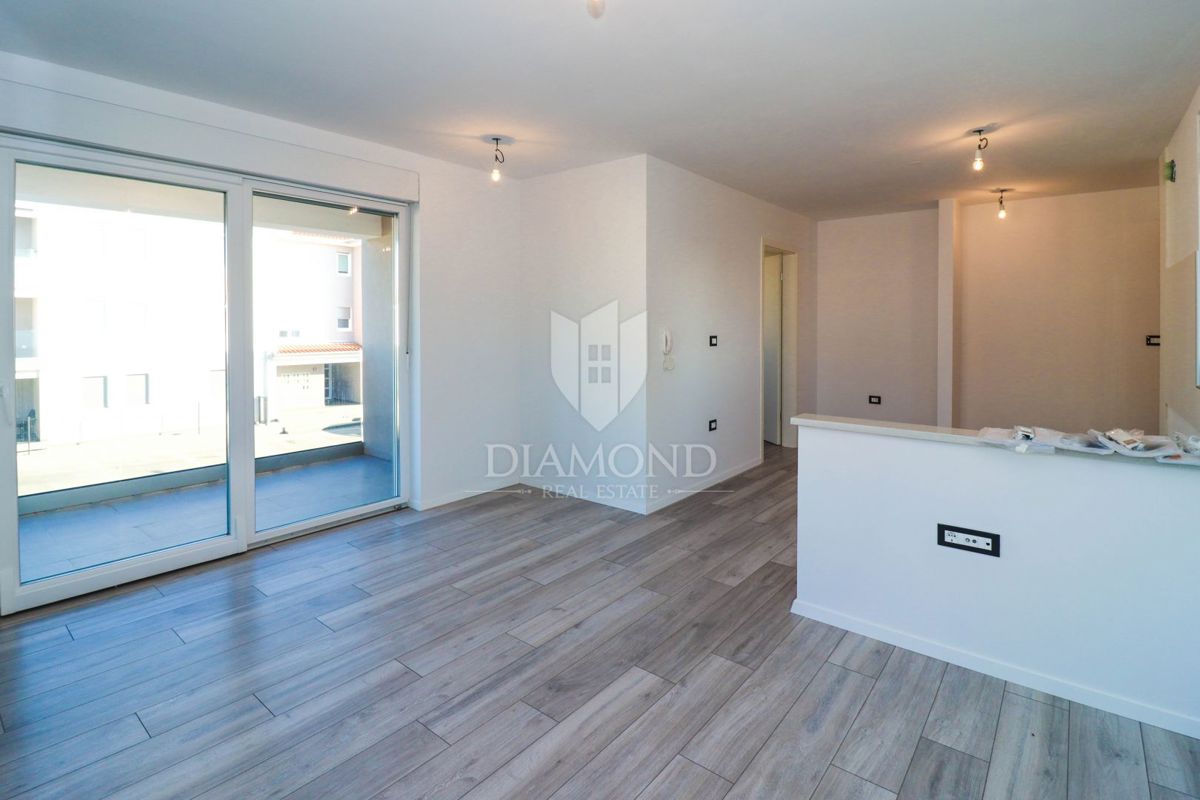 Parenzo, dintorni, appartamento nuovo rifinito al primo piano!