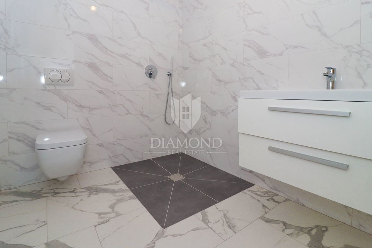 Parenzo, dintorni, appartamento nuovo rifinito al primo piano!