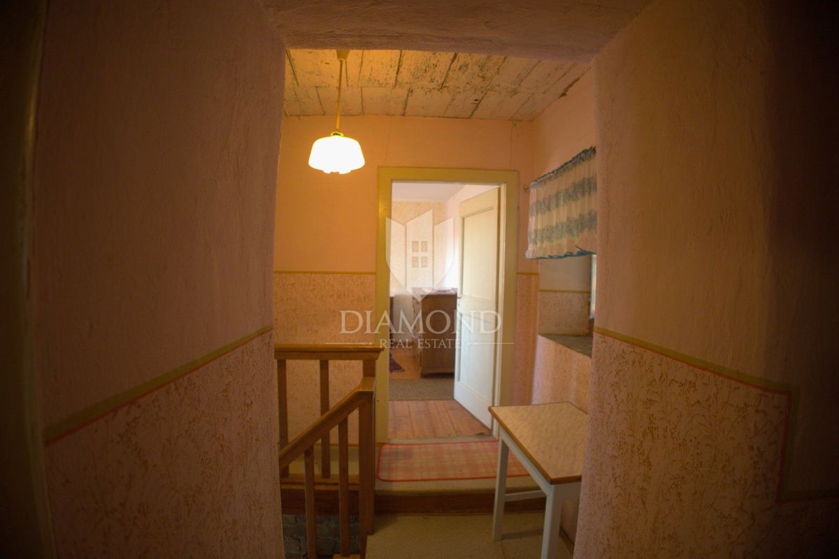 Ampia casa da ristrutturare vicino a Hum