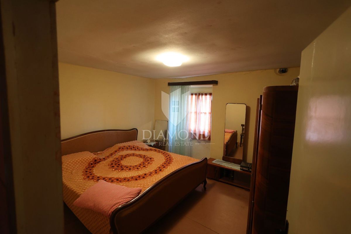 Ampia casa da ristrutturare vicino a Hum