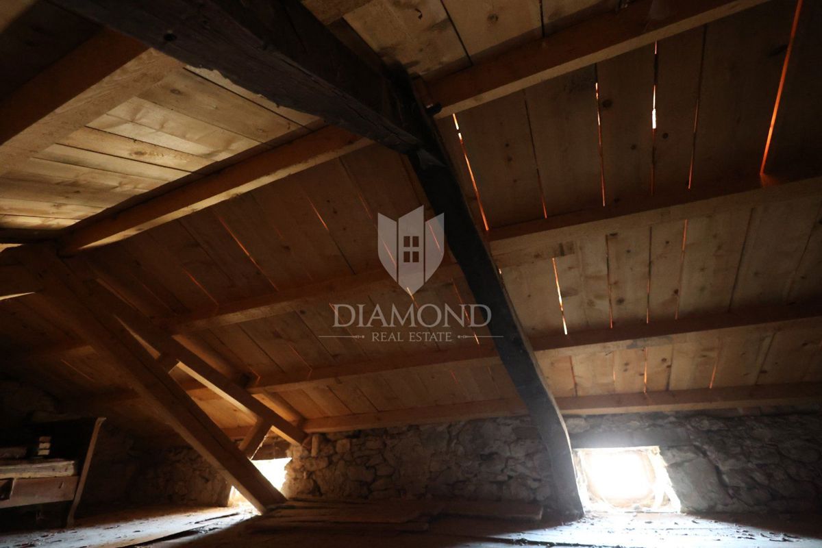 Ampia casa da ristrutturare vicino a Hum