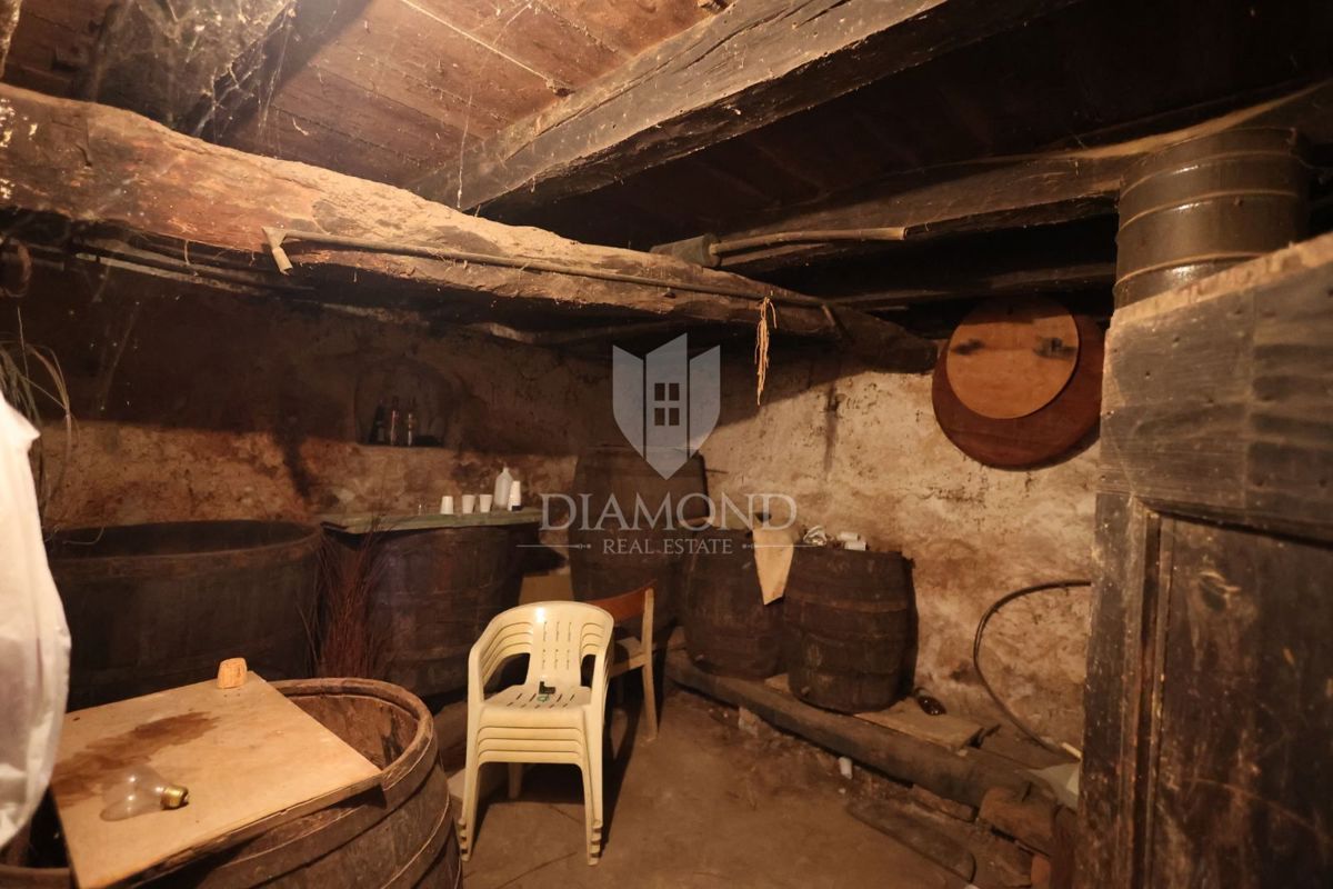 Ampia casa da ristrutturare vicino a Hum