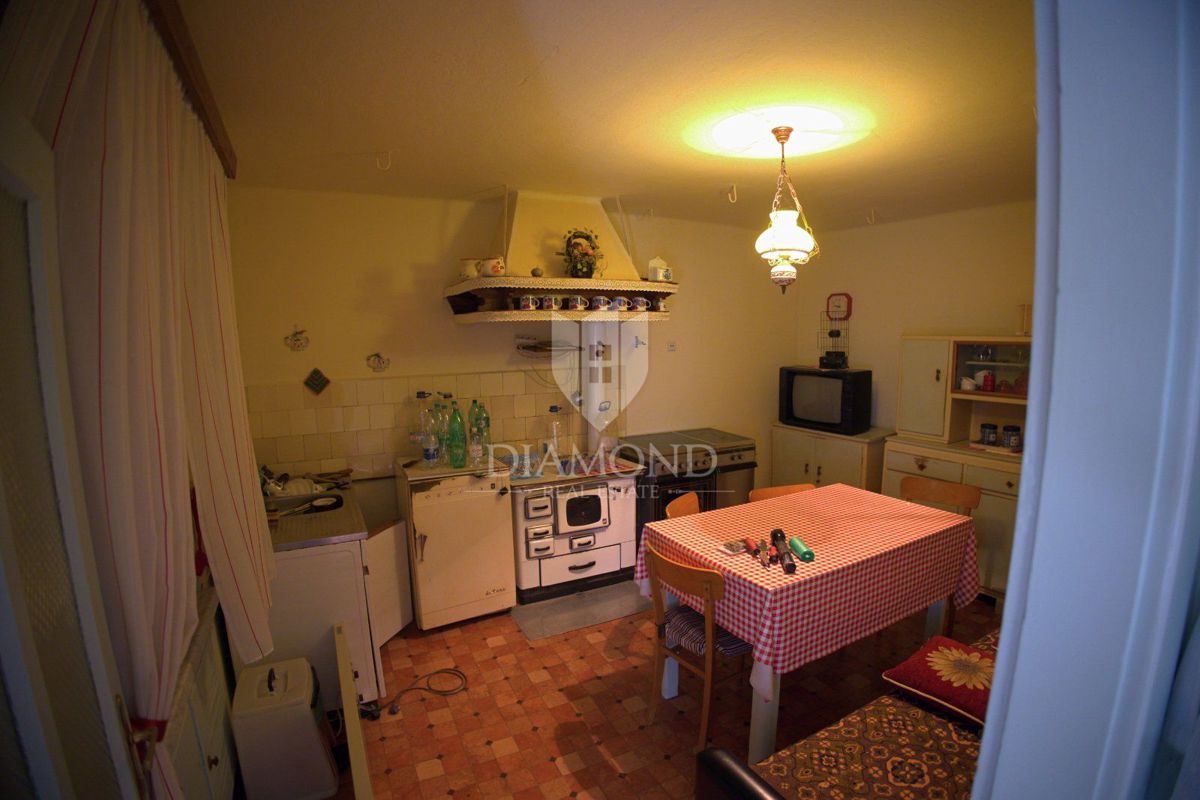 Ampia casa da ristrutturare vicino a Hum