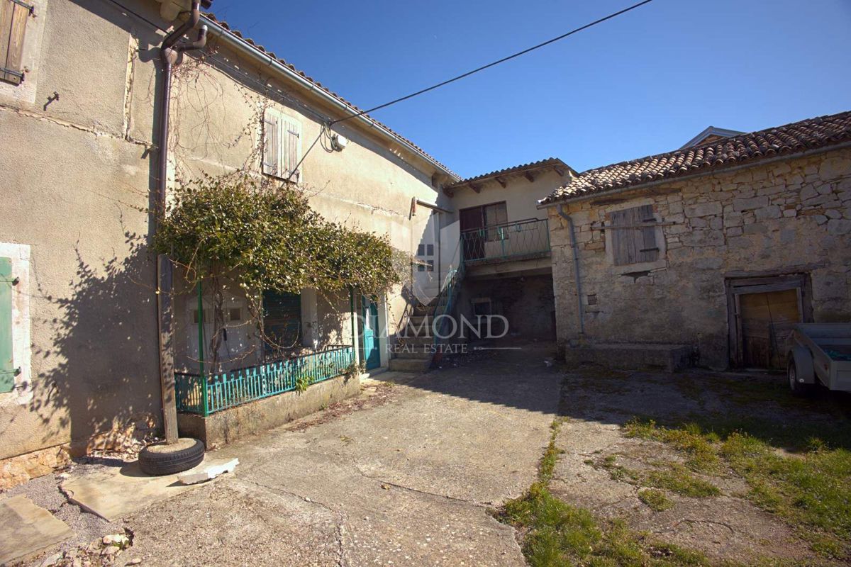 Ampia casa da ristrutturare vicino a Hum