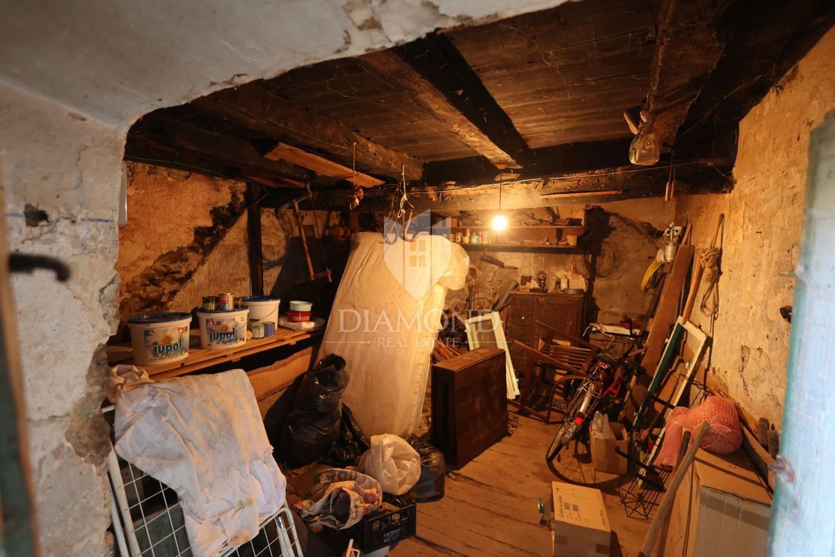 Ampia casa da ristrutturare vicino a Hum