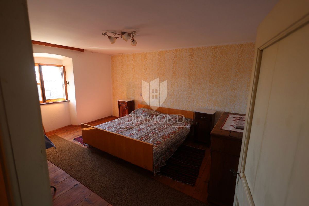 Ampia casa da ristrutturare vicino a Hum