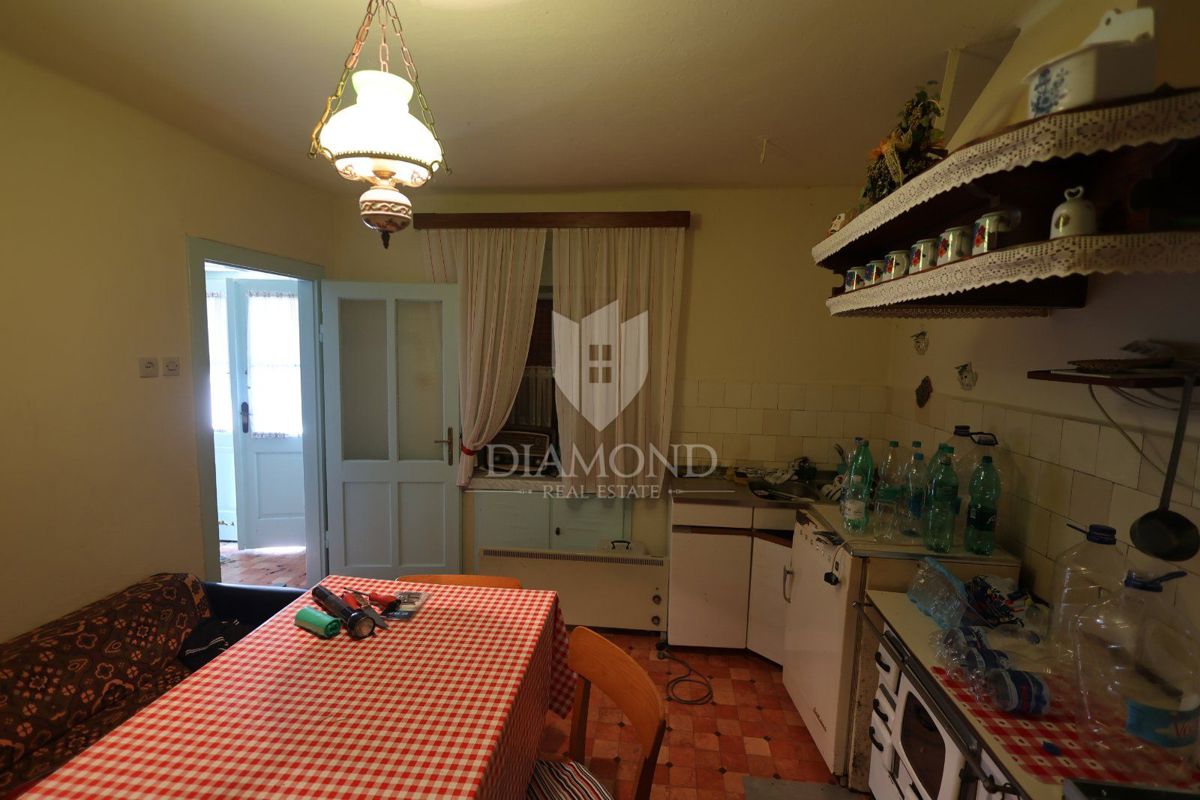 Ampia casa da ristrutturare vicino a Hum