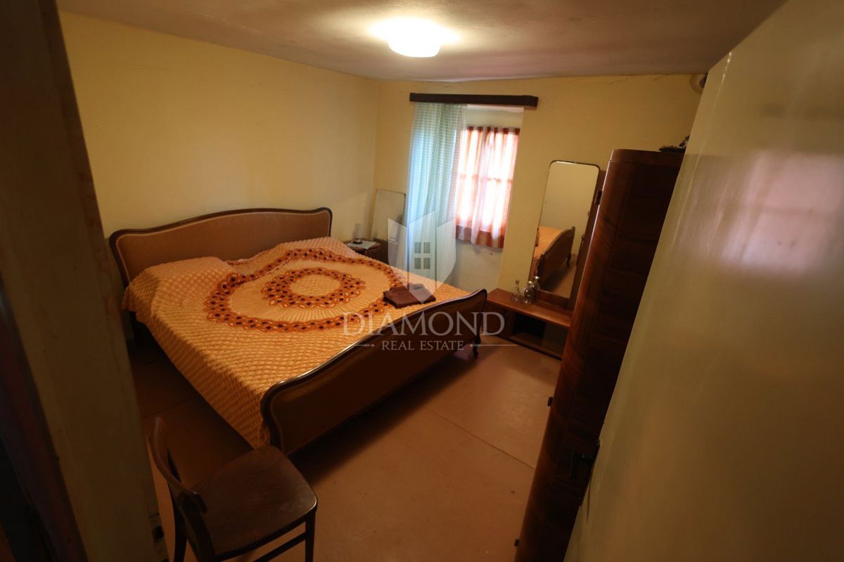 Ampia casa da ristrutturare vicino a Hum