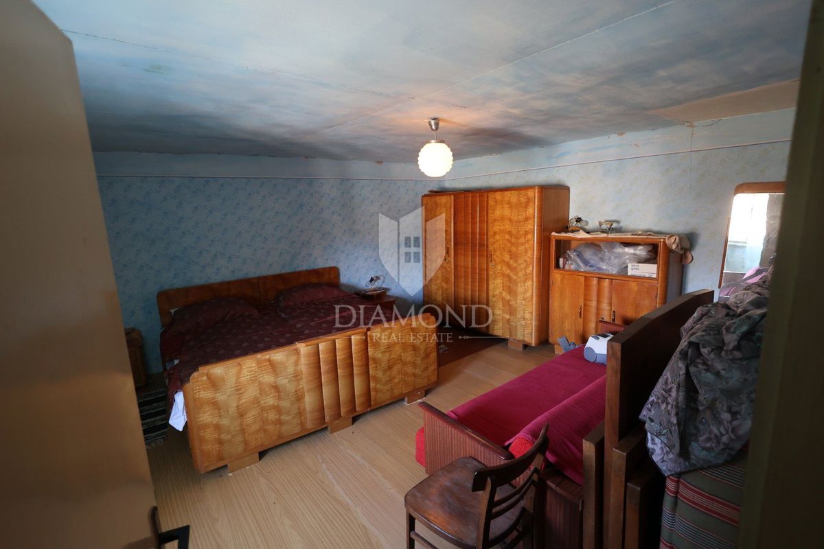 Ampia casa da ristrutturare vicino a Hum