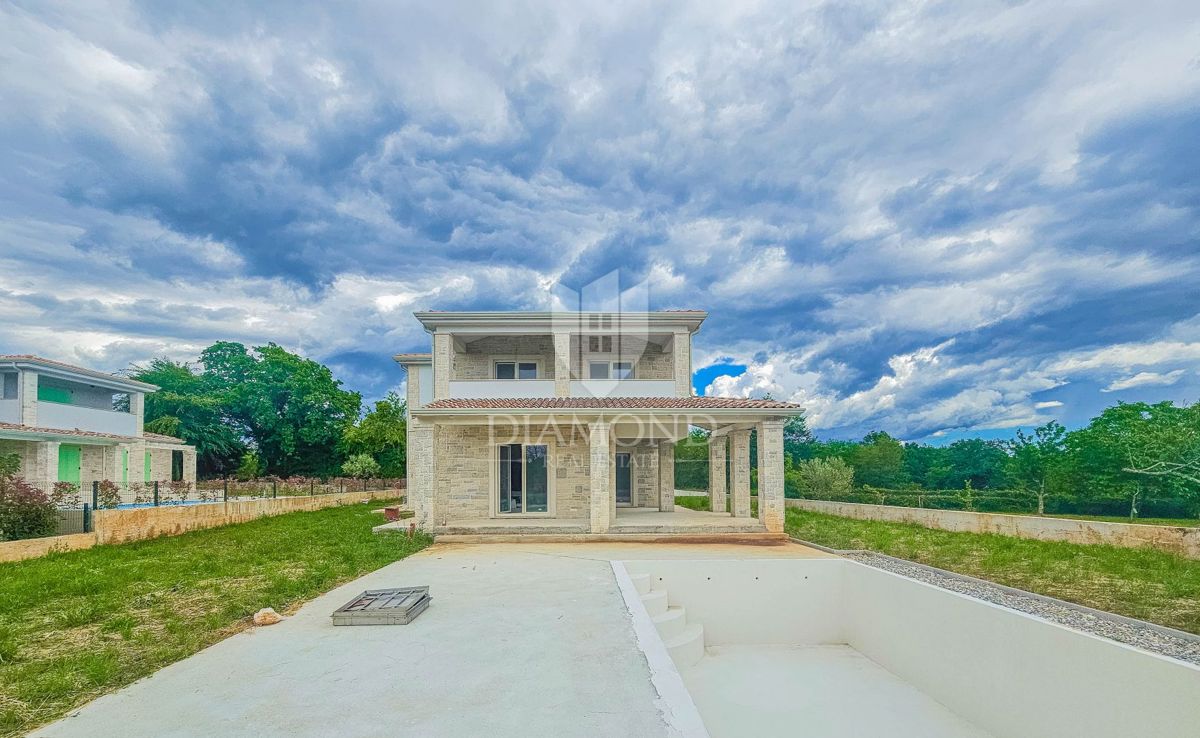 Esclusivo! Bellissima villa con piscina immersa nel verde!