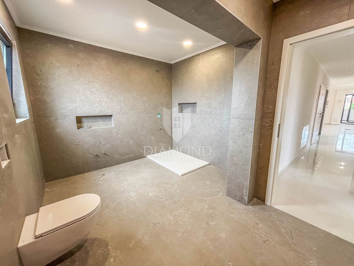 Istria, Umago, appartamento con 3 camere da letto e 2 balconi!