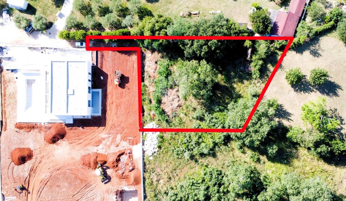 Zona di Parenzo – Ampio Terreno con Vista Panoramica