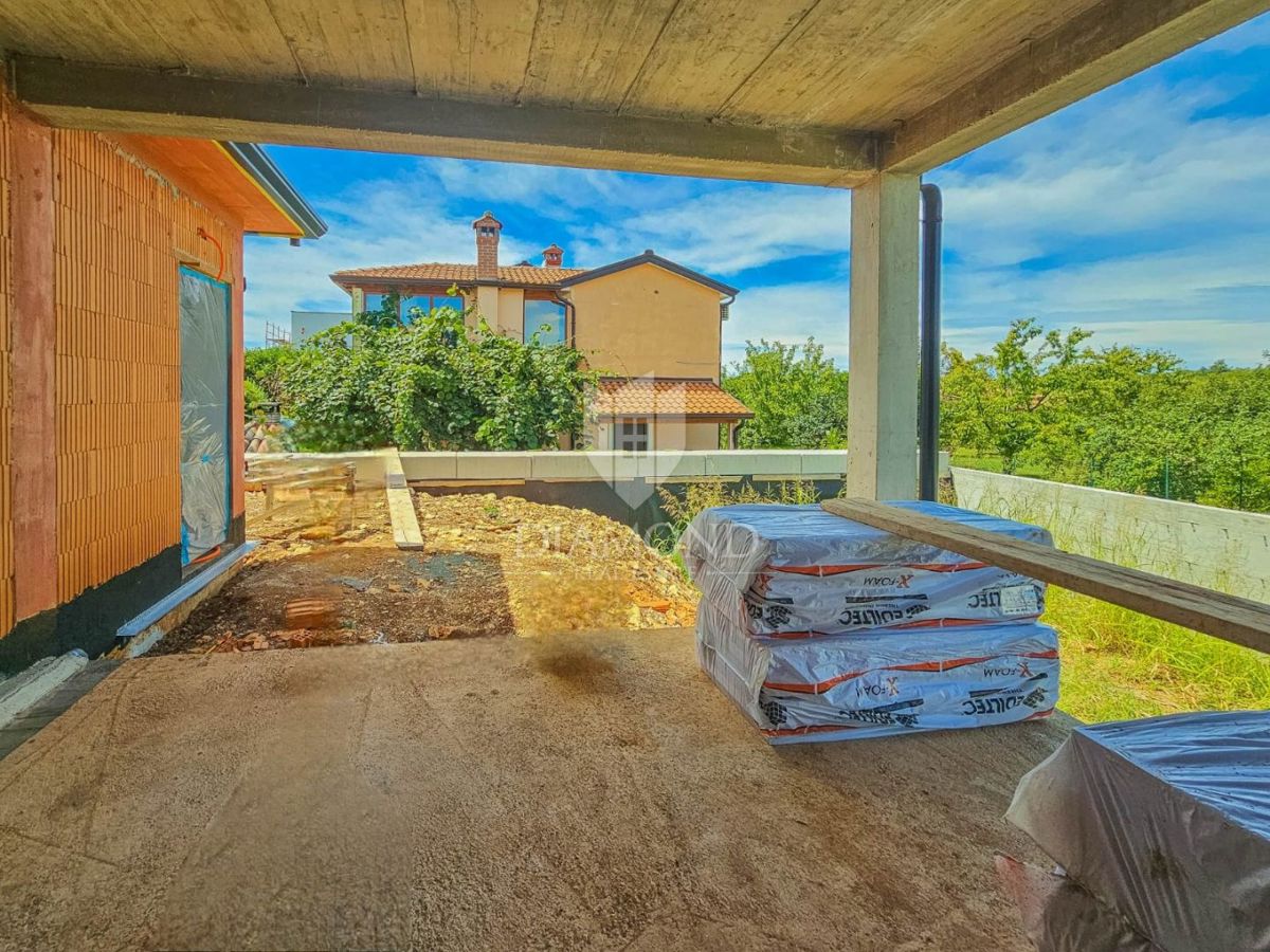 Umago, dintorni! Moderna casa a un piano con piscina!