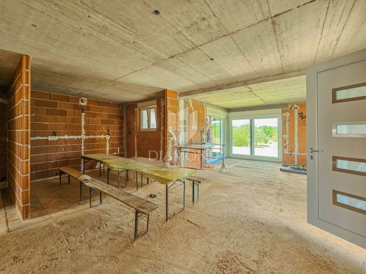 Umago, dintorni! Moderna casa a un piano con piscina!