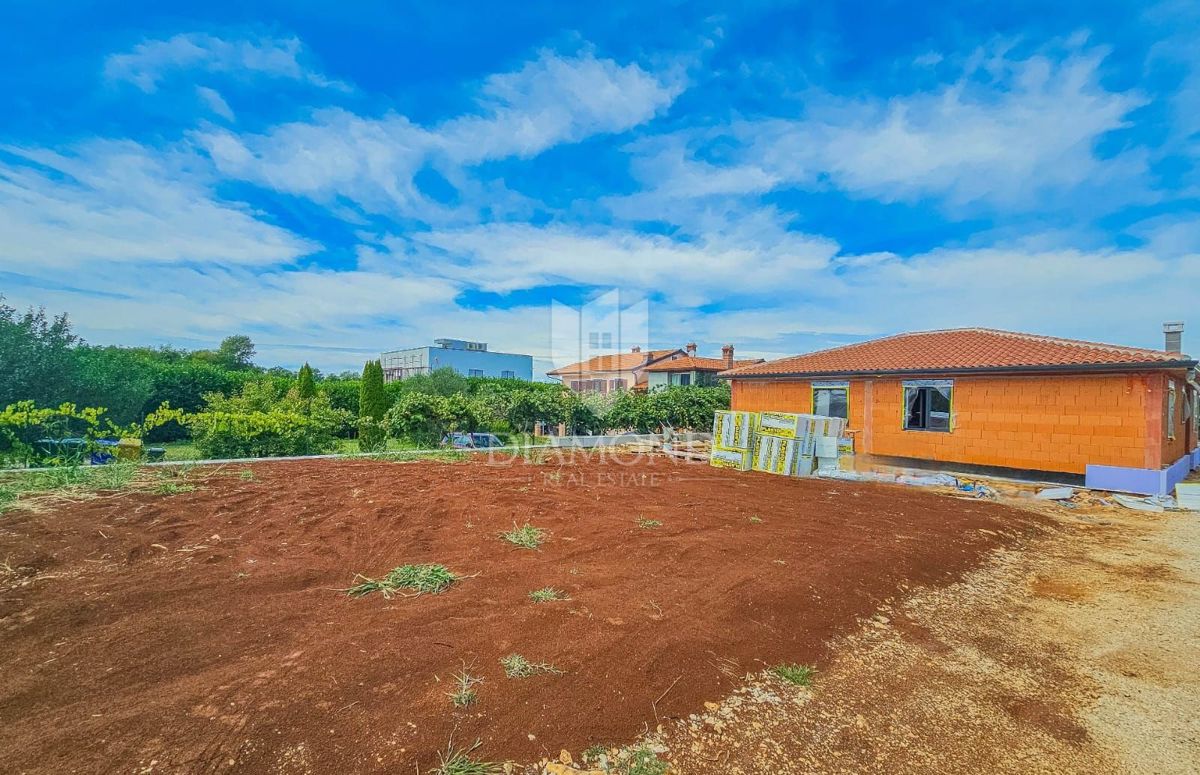 Umago, dintorni! Moderna casa a un piano con piscina!