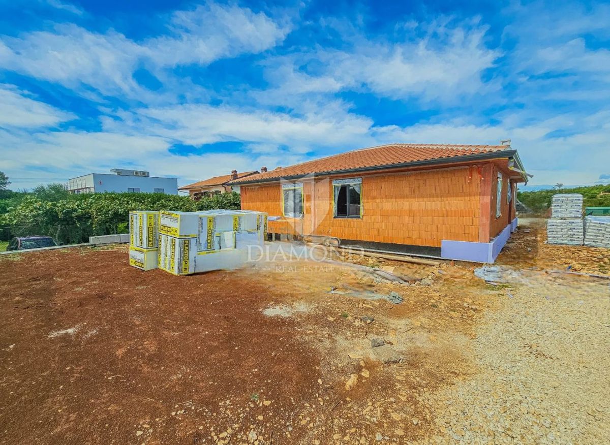 Umago, dintorni! Moderna casa a un piano con piscina!
