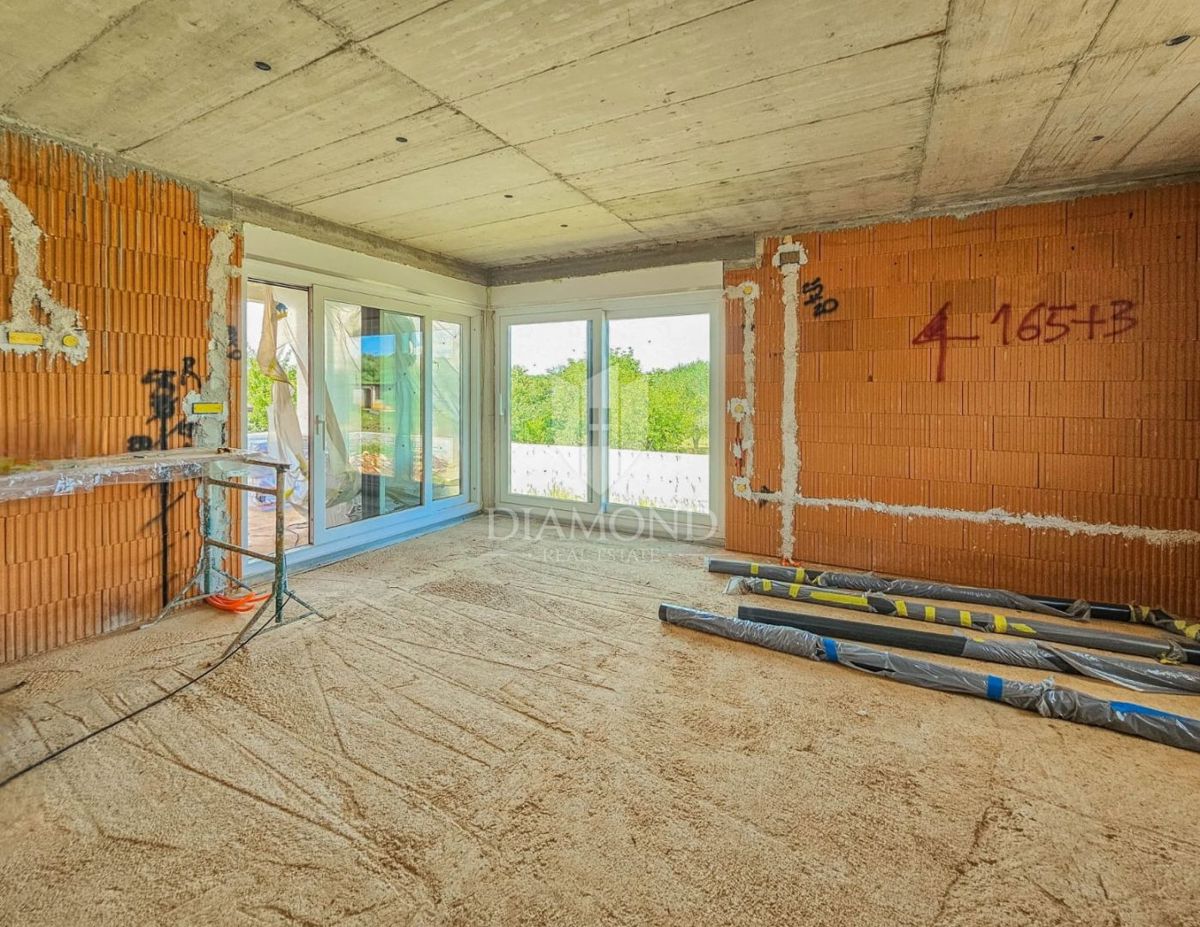 Umago, dintorni! Moderna casa a un piano con piscina!