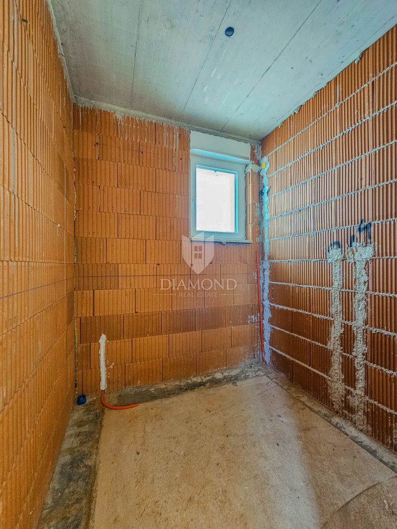 Umago, dintorni! Moderna casa a un piano con piscina!