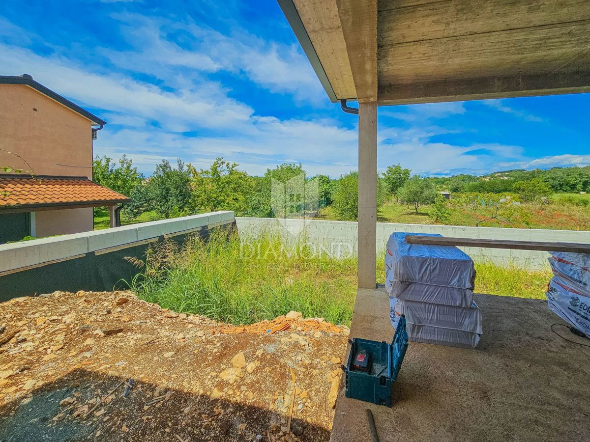 Umago, dintorni! Moderna casa a un piano con piscina!