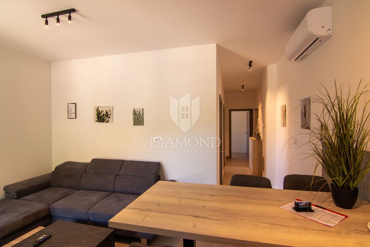 Labin, dintorni, 1a fila al mare, appartamento in un nuovo edificio