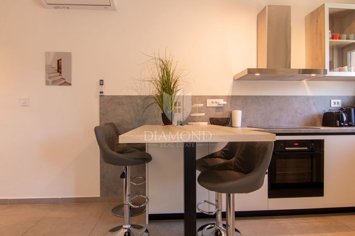 Labin, dintorni, 1a fila al mare, appartamento in un nuovo edificio