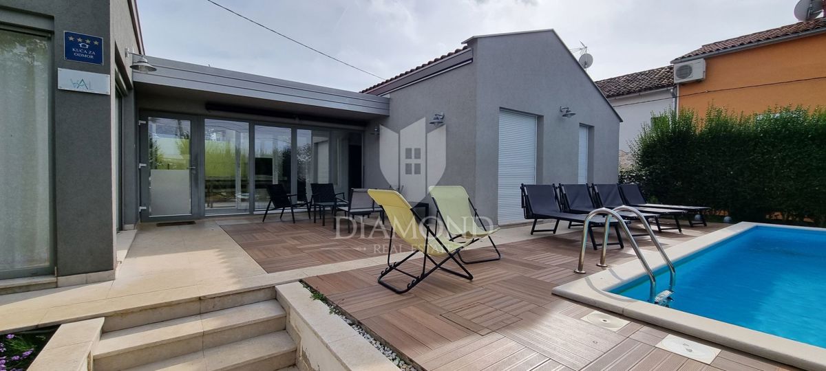 Istria, Parenzo – Affascinante villa al piano terra con piscina e fascino autentico