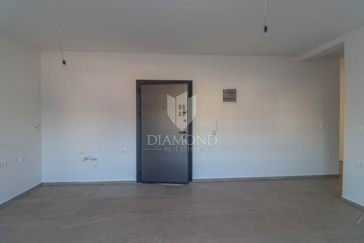 Nuovo appartamento a Medolino: 2 camere da letto, design moderno