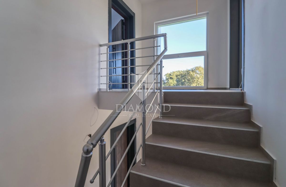 Nuovo appartamento a Medolino: 2 camere da letto, design moderno