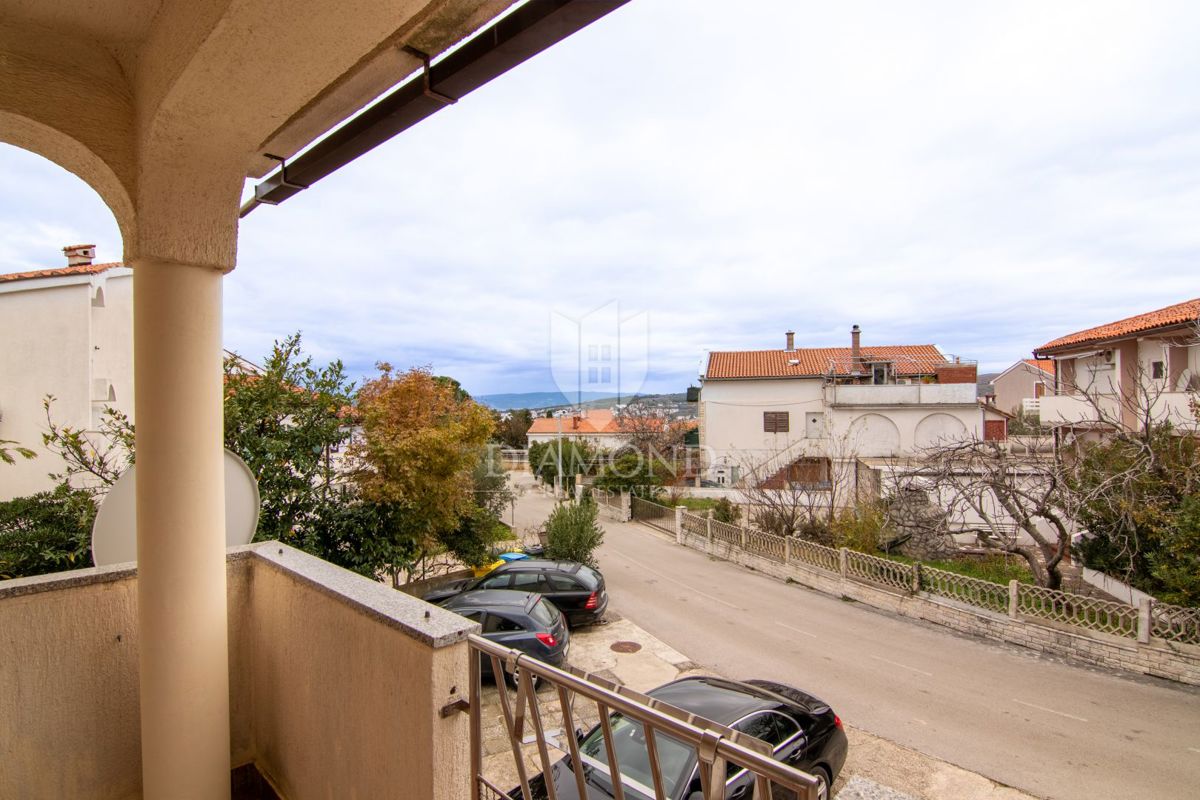 Krk, appartamento con due camere da letto al primo piano, vicino alla spiaggia