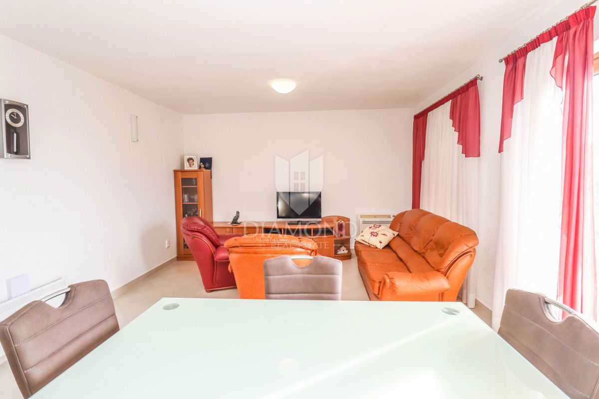 Pola, casa con due appartamenti e garage in una strada tranquilla!