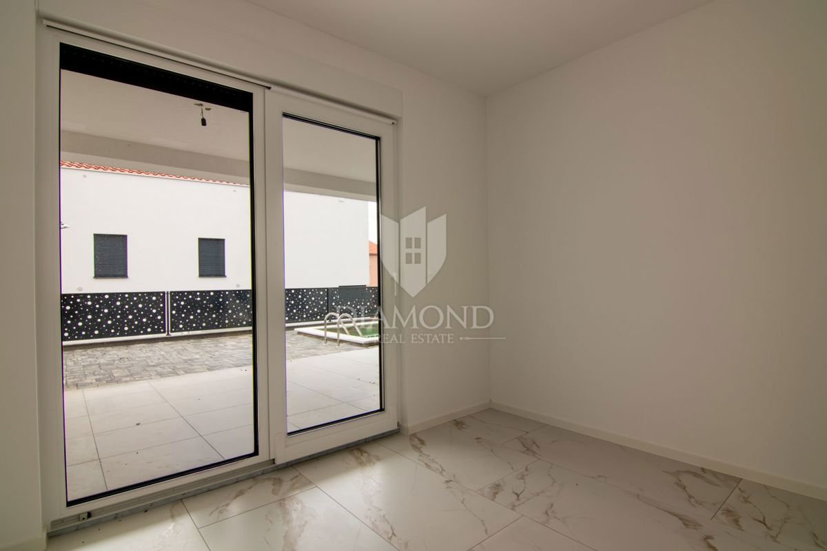 Casa bifamiliare con piscina