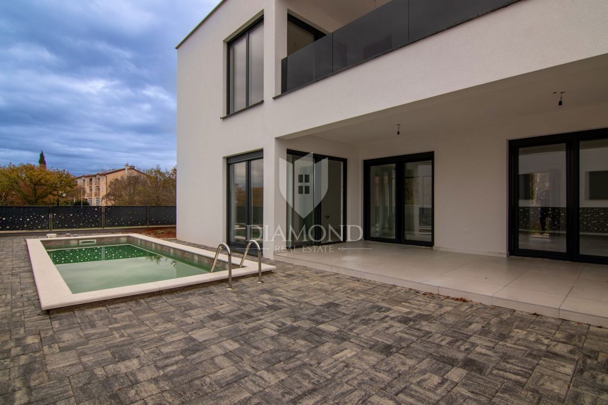 Casa bifamiliare con piscina