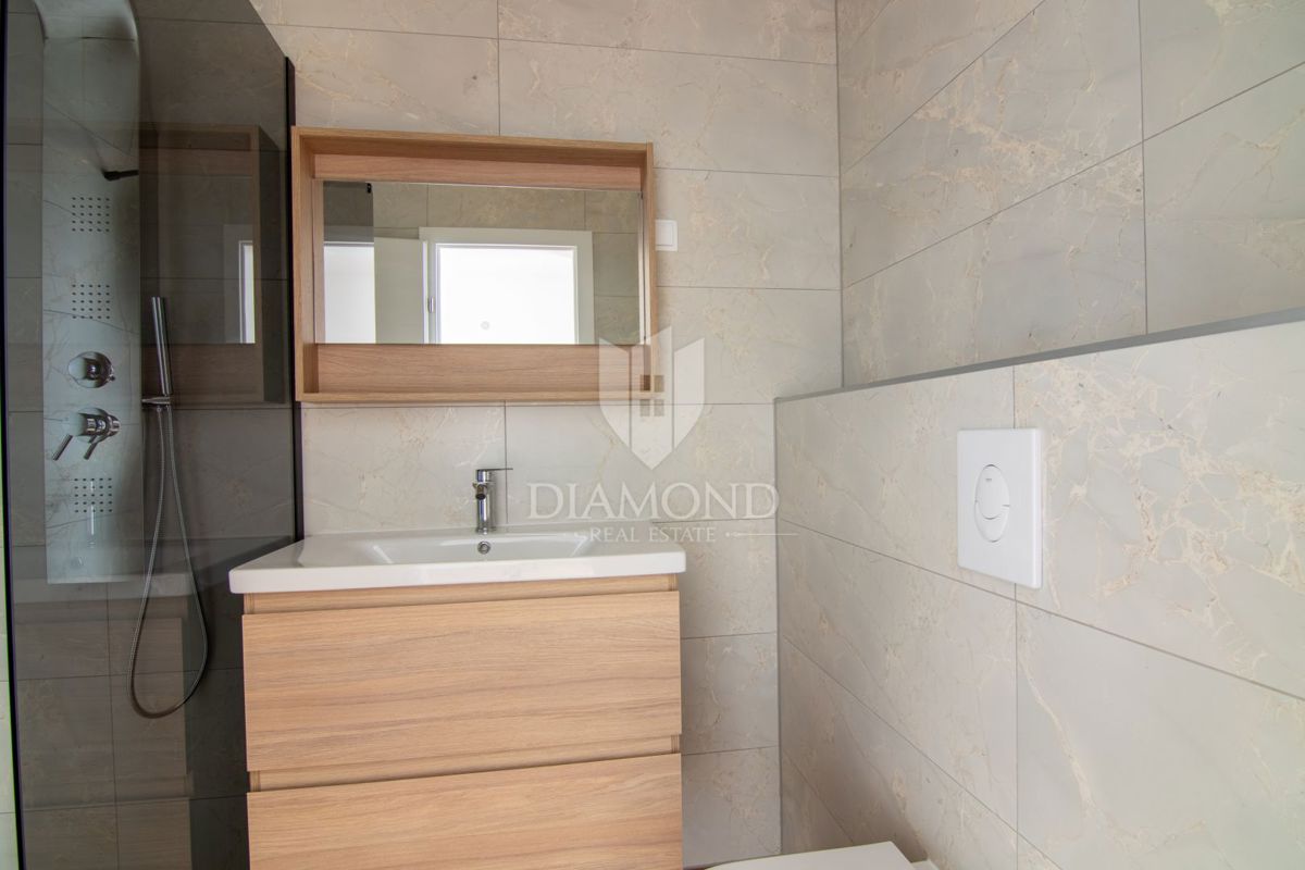 Casa bifamiliare con piscina